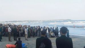 Tìm thấy thi thể người cha trong vụ 3 cha con bị sóng cuốn mất tích tại Quảng Ngãi