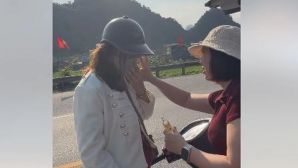 Bị tông hỏng đuôi ô tô ngày Tết, cặp vợ chồng Quảng Ninh gây ‘bão’ mạng vì hành động lạ