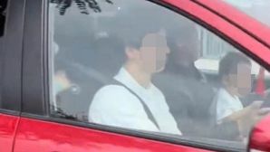 Người đàn ông vừa lái ô tô vừa ôm trẻ nhỏ trên đường ở Hà Nội: CSGT vào cuộc, mức xử phạt nghiêm khắc