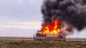 Hiện trường xe tải chở xe máy bốc cháy trên cao tốc qua Thanh Hóa: Hé lộ tình hình tài xế trên cabin 