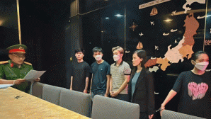 Lý do người đàn ông bị chủ và nhân viên quán karaoke ở TP.HCM đánh, lột quần áo? Truy tố các bị can