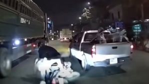 2 người lớn, 1 trẻ nhỏ may mắn thoát chết nhưng tài xế bán tải vẫn có thể đối diện án ‘giết người’?