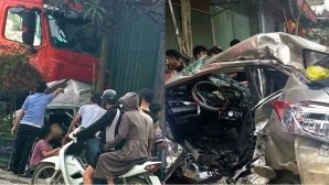 Ninh Bình: Khoảnh khắc xe bồn ‘ủi bay’ ô tô con rồi lao lên vỉa hè, 1 người ngồi bên đường thiệt mạng