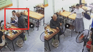 Hà Nội: Clip 2 cô gái ‘hoảng hốt’ khi bị một người đàn ông lạ có hành vi nhạy cảm ngay tại quán phở