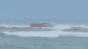 Diễn biến vụ lật tàu cá tại cửa biển Nhật Lệ, tình hình 7 thuyền viên rơi xuống biển