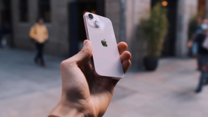 Chiếc iPhone từng bị chê lên chê xuống, giờ là cú hời công nghệ, giá cực thơm, chạy mượt, thiết kế gọn gàng bỏ túi