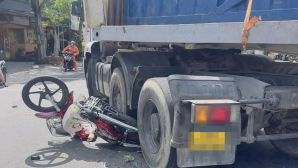 Hiện trường xe đầu kéo va chạm xe máy ở TPHCM, danh tính cụ ông 71 tuổi tử vong sau tai nạn