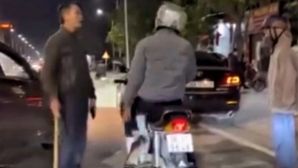 Công an làm việc với tài xế ô tô cầm gậy đe dọa người đi xe máy, bước đầu xác định nguyên nhân vụ việc