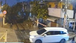 Giây phút tài xế ô tô cố tình vượt rào chắn đường sắt ở TP.HCM, bất đèn tín hiệu cảnh báo