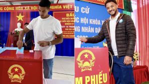 Cầu thủ nhập tịch đi bầu cử: Xuân Son nói thẳng một điều, Phi Long có hành động ghi điểm lớn
