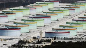 Giá dầu vượt mốc 100 USD, động thái từ IEA sau biến động tại eo biển Hormuz gây chú ý