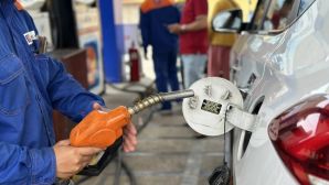 Giá dầu thế giới tăng do căng thẳng Trung Đông, Việt Nam dùng biện pháp giữ giá xăng trong nước trước biến động