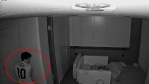 Hình ảnh Đoàn Văn Hậu 'lén lút' trong phòng ngủ gây sốt, ai cũng cảm thông khi biết lý do