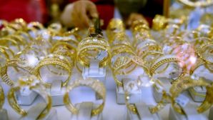 Giá vàng trưa 19/3 đồng loạt giảm, SJC và vàng nhẫn rời mốc cao, vàng thế giới lùi về 4.800 USD