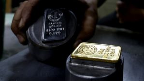 Giá vàng thế giới giảm hơn 300 USD rồi hồi phục trong phiên, Fed và USD tăng giá gây biến động