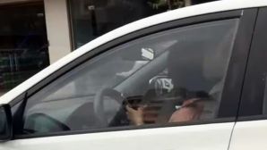 Xử phạt nữ tài xế buông vô lăng để mặc ô tô chạy, dùng 2 tay bấm điện thoại ở Hà Nội