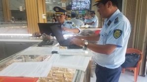 Thị trường vàng 'nóng rực': Hàng loạt cửa hàng bị phạt nặng vì bán vàng giả, chiêu gian lận tinh vi