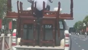 Xe bán tải biển xanh chở người 'đu' sau thùng gây xôn xao: Công an vào cuộc tìm ra nguyên nhân
