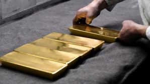 Giá vàng biến động trước chiến sự Trung Đông, dự báo vàng thế giới hướng tới 6.000 USD mỗi ounce