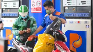 Cú sốc giá xăng tăng kỷ lục: Người chạy xe dịch vụ 'khóc thầm' trên mỗi cuốc