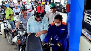 Nhiều nước nỗ lực kiểm soát giá xăng dầu: Người tiêu dùng được hưởng lợi gì từ chiến lược này?