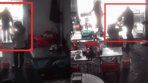 Clip nam thanh niên bị 3 người lạ mặt đánh nhập viện lúc đang ăn cơm quán ven đường, hé lộ nguồn cơn?