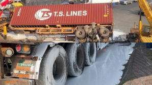 Container chở sơn lật ngang trên đường Đỗ Mười: Sơn đổ trắng đường, tài xế phải đập cửa thoát thân