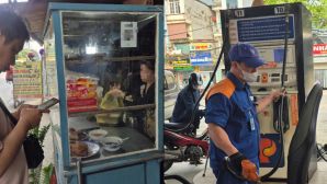 Giá xăng hôm nay giảm sâu, nhiều hàng quán vẫn giữ giá, lý do chưa điều chỉnh được làm rõ