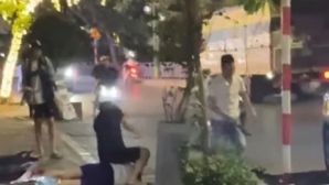 Hà Nội: Nhóm người đi ô tô ngược chiều còn hung hăng chặn đường, đánh nam sinh phải cấp cứu