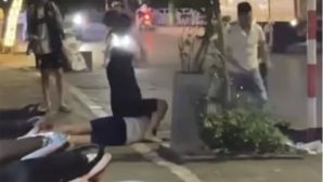 Nam sinh viên bị nhóm người lạ đi ô tô chặn đánh hội đồng, gục tại chỗ: Xót xa tình trạng của nạn nhân