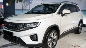 Mẫu SUV 7 chỗ mới chính thức ra mắt giá rẻ 'giật mình' 570 triệu đồng: Chất ngang cơ Toyota Fortuner