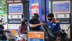 Một quốc gia 'quen mặt' với Việt Nam bất ngờ phát tiền cho 36 triệu dân vì giá xăng tăng thẳng đứng