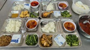 Phụ huynh đồng loạt xin cắt cơm trưa sau vụ 300 tấn thịt heo bệnh: Nhà trường lên tiếng về nguồn thực phẩm
