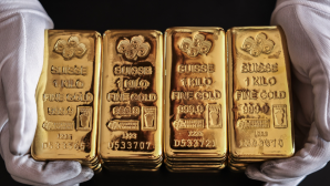 Giá vàng thế giới tiến sát 4.700 USD, SPDR Gold Trust mua ròng trở lại, xuất hiện tín hiệu mới từ chiến sự Mỹ - Iran