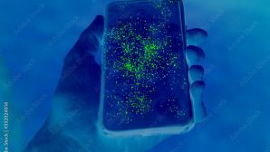 Sốc: Điện thoại bẩn gấp 10 lần bồn cầu, bạn có biết đang cầm cả 'ổ vi khuẩn' trên tay mỗi ngày?