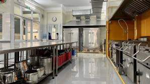 Sau vụ 300 tấn thịt lợn bệnh, Bộ Y tế kiểm tra đột xuất bếp ăn tập thể tại Hà Nội và Ninh Bình