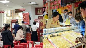 Giá vàng hôm nay 3/4 biến động, vàng SJC và nhẫn tròn đổi chiều, cảnh mua bán tại Hà Nội thay đổi