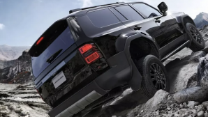 Toyota Land Cruiser Prado 2026 được trang bị thêm loạt tính năng chống trộm mới, giá tăng nhẹ