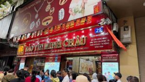 Giá vàng 'lao dốc', người Hà Nội xếp hàng dài đi mua: Bảo Tín Minh Châu vẫn bán nợ vàng?