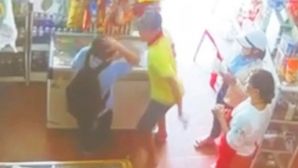 Nam sinh lớp 7 ở Huế bị chủ quán tạp hóa đánh tới tấp vì không đủ tiền mua kem: Gia đình nạn nhân lên tiếng