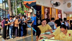 Giá vàng hôm nay tăng, người dân TPHCM mang ghế xếp hàng mua vàng SJC từ sớm, giao dịch đổi cách tiếp cận