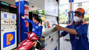 Giá xăng dầu hôm nay lao dốc kỷ lục, Bộ Công Thương đề xuất xóa RON95, bán xăng sinh học từ 30/4