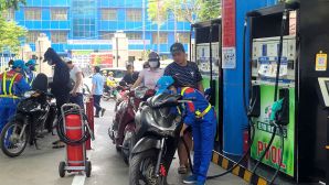 Giá xăng dầu sáng nay 10/4: Xe máy Honda nên đổ xăng gì? Bảng giá 'tràn bình' SH, Air Blade mới nhất