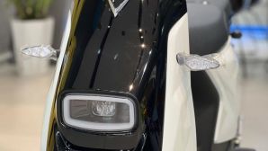 Giá xăng dầu biến động mạnh, xe máy điện hơn ‘chục triệu’ của VinFast về đại lý cứu cánh khách Việt