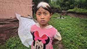 Bi kịch của cô bé 10 tuổi tóc đã bạc trắng đầu: Mồ côi mẹ, cha bỏ đi, 10 tuổi nuôi cả gia đình