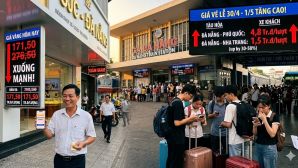 Tối 13/4: Giá vàng, xăng hạ nhiệt nhưng vé máy bay, tour lễ 30/4 – 1/5 tăng mạnh, mẹo đặt vé tàu xe rẻ