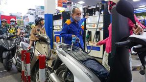 Điểm tin xăng dầu tối 13/4: Đi xe Honda SH nên đổ xăng RON 92 hay RON 95? Đổ loại nào tiết kiệm hơn?