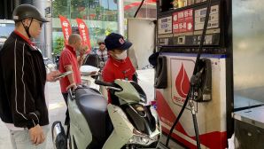 Giá xăng dầu sáng nay 15/4: RON 92 và RON 95 'rớt thảm'? Bảng giá đầy bình xe máy Honda tại Việt Nam