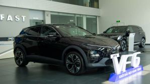 Giá xăng dầu mới nhất sáng 15/4: Ron 92, Ron 95 ‘rẻ như cho’, giá lăn bánh VinFast VF 6 cũng hạ sâu