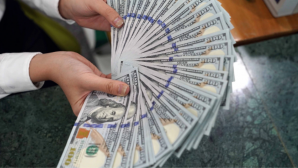 Tỷ giá USD hôm nay: Vietcombank giữ giá, Techcombank, ACB biến động nhẹ, chợ đen giảm mạnh